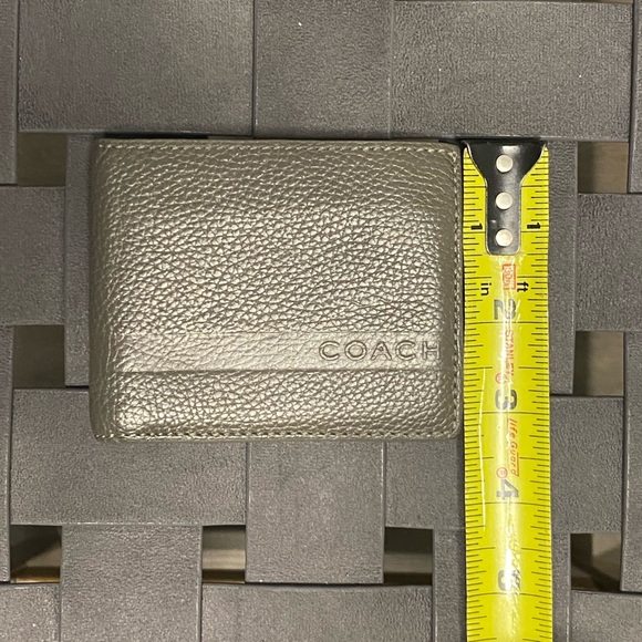 Coach Men’s Leather Wallet, Pre-Owned, Great Condition. 6 Card Slots. - Picture 4 of 6